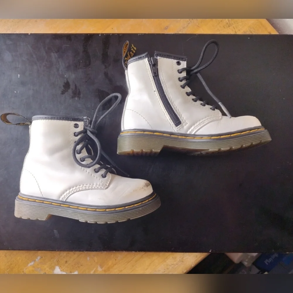 DOC DR. MARTENS Kids Boots US Size 7 EU 23 White Zip/Laces 1460T. Very Good